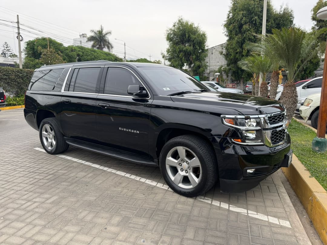 Camioneta Chevrolet Suburban Blindada Color Negro
